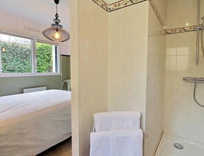 Shower, hair dryer, towels - La Maison de Chris - THEIX NOYALO (THEIX NOYALO)