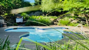 Piscina all'aperto, una piscina riscaldata