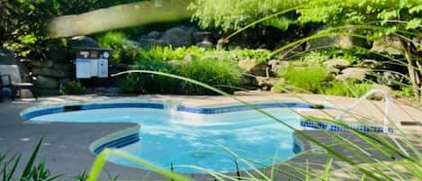Piscina all'aperto, una piscina riscaldata
