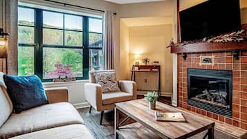 Smart-TV, Kamin, Videospiele, Tischfußball