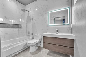 Ducha, bañera de hidromasaje, secador de pelo y toallas