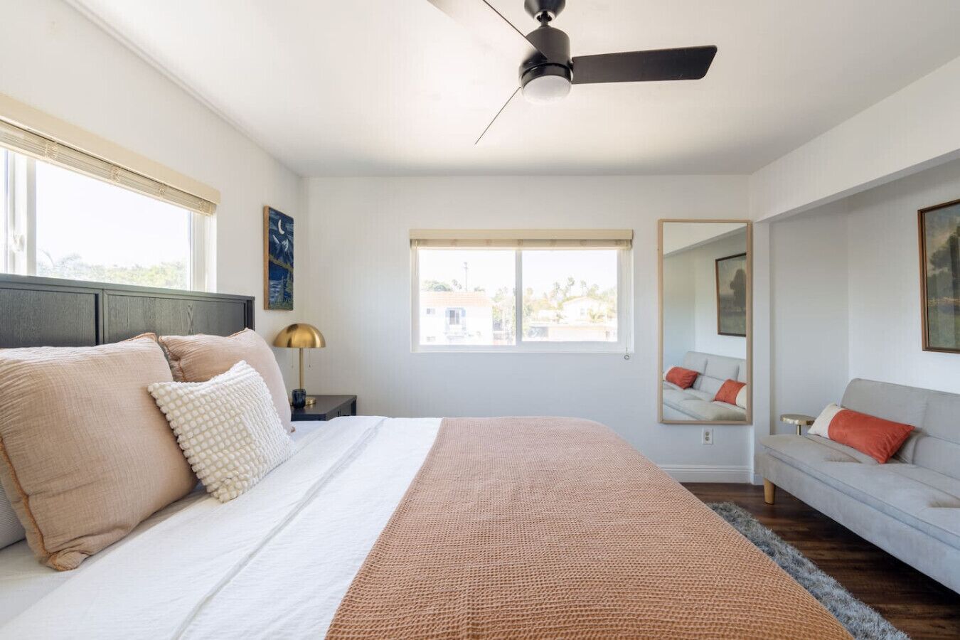 2 chambres, bureau, fer et planche à repasser, lit parapluie