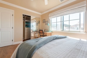 2 makuuhuonetta, työpöytä, silitysrauta/-lauta, vauvan matkasänky