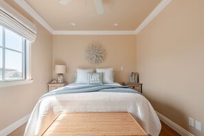 2 bedrooms, desk, iron/ironing board, travel crib - Sunset Beach Haven in San Clemente (San Clemente)