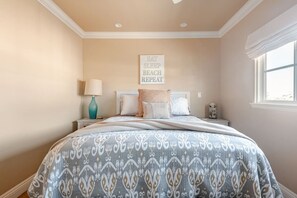 2 soverom, skrivebord, strykejern/-brett og reiseseng for barn