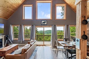 Smart TV, books - BryantPond Cabin-BNew Firepit! HotTub|Dog Friendly (Bryant Pond)