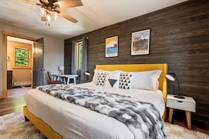 4 bedrooms, iron/ironing board, travel crib, free WiFi - BryantPond Cabin-BNew Firepit! HotTub|Dog Friendly (Bryant Pond)