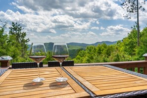 Outdoor dining - BryantPond Cabin-BNew Firepit! HotTub|Dog Friendly (Bryant Pond)