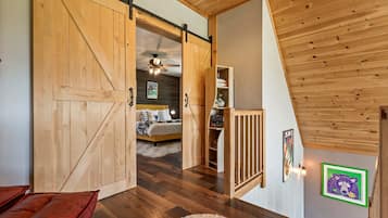 4 dormitorios, tabla de planchar con plancha, cuna de viaje