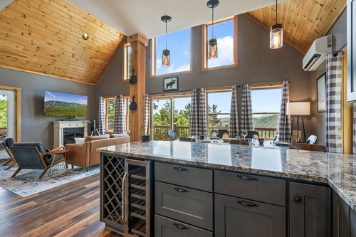 BryantPond Cabin-BNew Firepit! HotTub|Dog Friendly