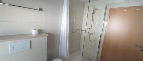 Een douche, een haardroger, handdoeken, toiletpapier