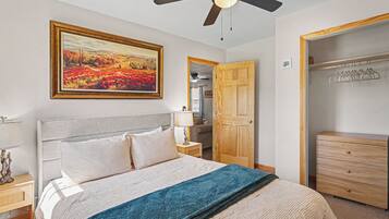 2 bedrooms, travel crib, free WiFi, bed sheets