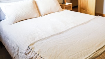 2 bedrooms, desk, free WiFi, bed sheets