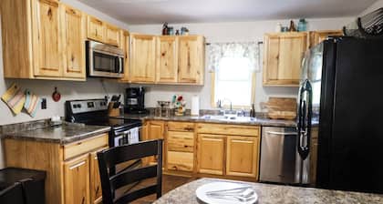 Charming 2-bedroom apartment on Main Street 1 mile from Jacks Fork River