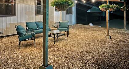 Charming 2-bedroom apartment on Main Street 1 mile from Jacks Fork River