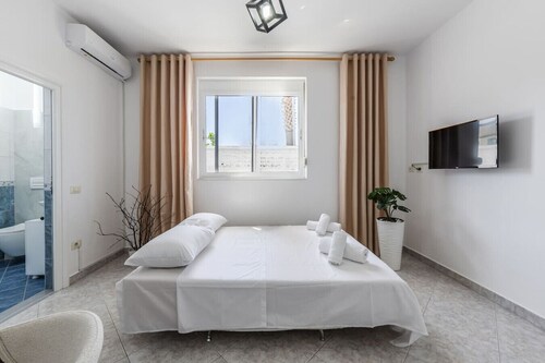 Modern Home with Wifi and Beach Access | Golem