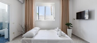 Modern Home with Wifi and Beach Access | Golem