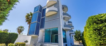Modern Home with Wifi and Beach Access | Golem by PikHost