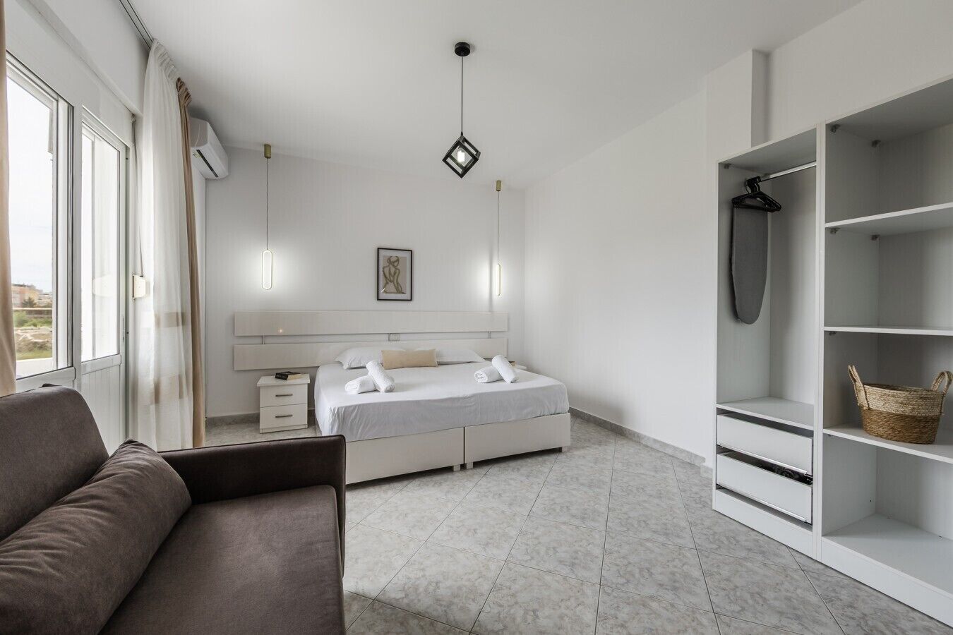 Iron/ironing board, WiFi, bed sheets