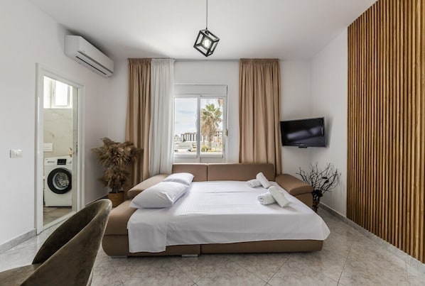 Iron/ironing board, WiFi, bed sheets