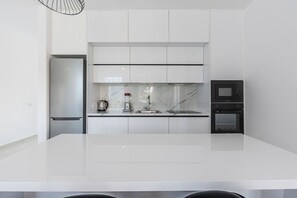 Jääkaappi, mikroaaltouuni, uuni, liesi