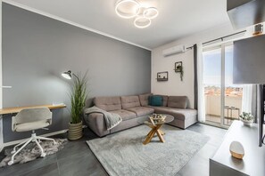 Una televisión, un reproductor estéreo