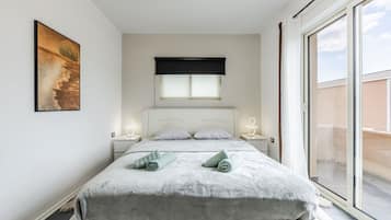 1 dormitorio, tabla de planchar con plancha, wifi y ropa de cama