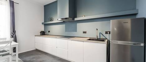 Kühlschrank, Mikrowelle, Ofen, Herdplatte