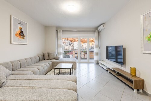 Seaview Apartment in the Center of Saranda by PikHost