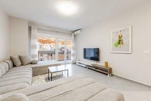 TV - Saranda Seaview Stay | City Center by PikHost (Sarandë)