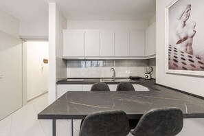 Kühlschrank, Herdplatte, Toaster, Kochgeschirr/Geschirr/Besteck