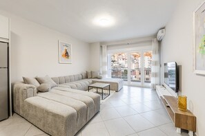 TV - Saranda Seaview Stay | City Center by PikHost (Sarandë)