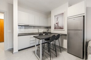 Fridge, stovetop, toaster, cookware/dishes/utensils - Saranda Seaview Stay | City Center by PikHost (Sarandë)