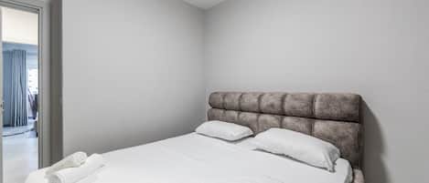 2 habitaciones, tabla de planchar con plancha, wifi y ropa de cama
