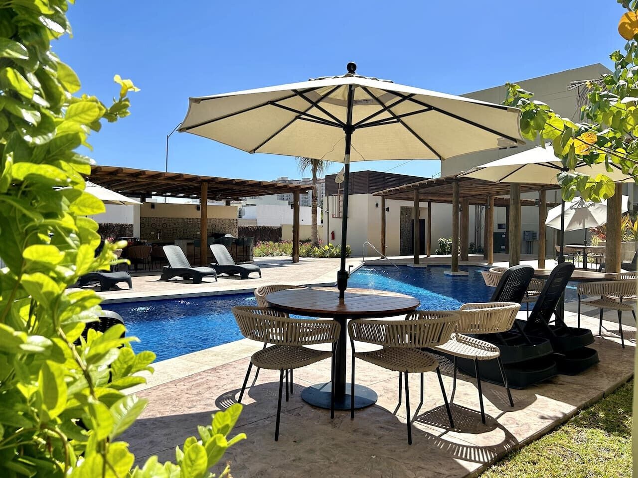 Una piscina al aire libre