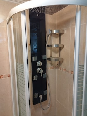 Haartrockner, Handtücher, Seife, Toilettenpapier