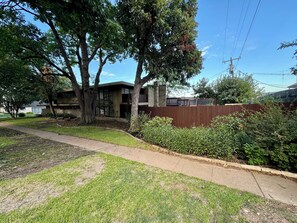Property grounds - Luxury West 7th Fort Worth Stay - Balcony • W/D (Fort Worth)