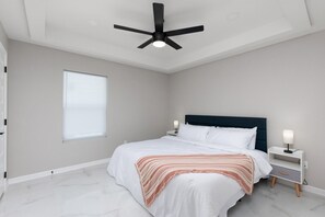 2 bedrooms, desk, iron/ironing board, free WiFi - Hummingbird Haven 10 with 2 Bed 2.5Bath and Patio (Pharr)