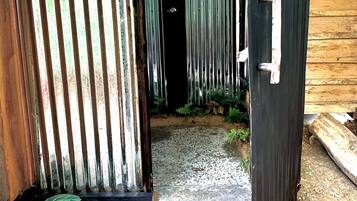 Ferienhütte, Balkon, Gartenblick | Badezimmer