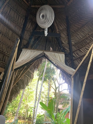 Cabane Tradition, balcon, vue jardin