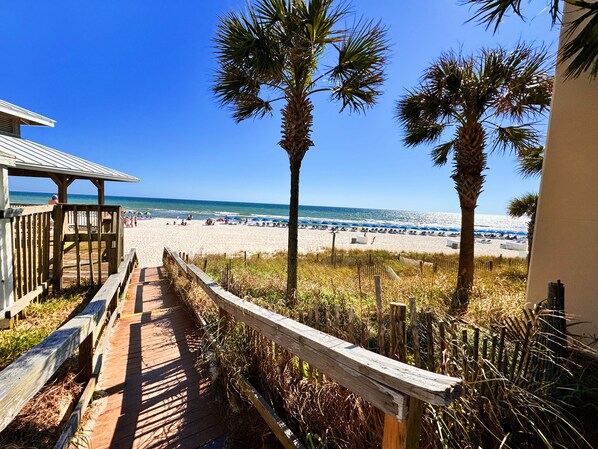 Chaises longues, serviettes de plage