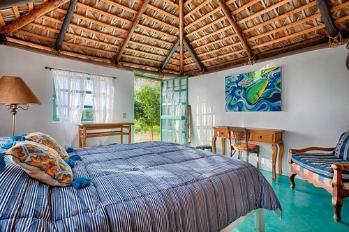 Beautiful casita, very close to the beach with beautiful views.  Nice cabin!