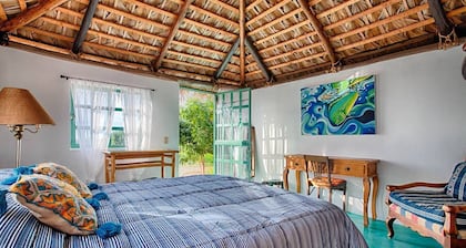 Beautiful casita, very close to the beach with beautiful views. Nice cabin!