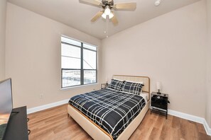 2 habitaciones, tabla de planchar con plancha, wifi y ropa de cama