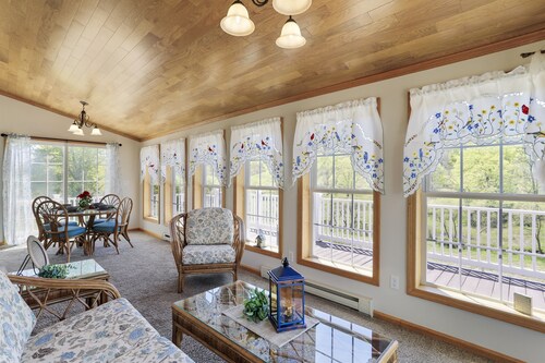 Wrap-A-Round Farmhouse :Peaceful Mountain Retreat