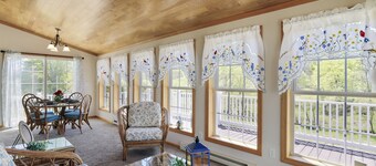 Wrap-A-Round Farmhouse :Peaceful Mountain Retreat