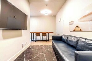 Living area - Top of the Hill Nested King Bed (Seattle)