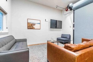 Living area - Top of the Hill Nested King Bed (Seattle)