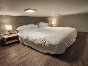 1 bedroom, WiFi, bed sheets - Top of the Hill Nested King Bed (Seattle)