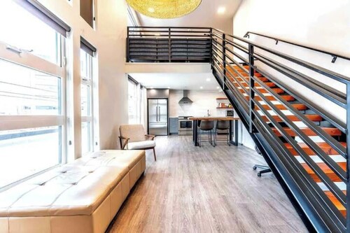 Top of the Hill  w/King Bed